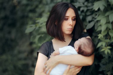 Anne Parkta Bebeğine Şarkı Söylüyor
