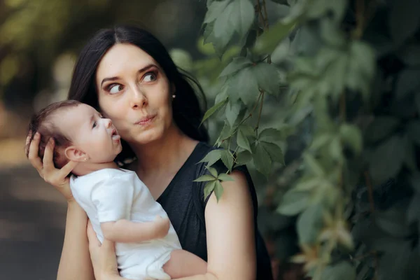 Réaction Drôle Bébé Voir Des Feuilles Pour Première Fois — Photo