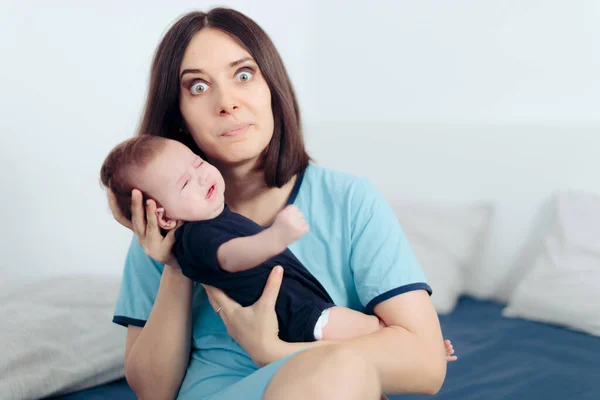 Αγχωμένη Μαμά Που Κρατάει Μωρό Κλαίγοντας Νιώθοντας Ανίδεος — Φωτογραφία Αρχείου