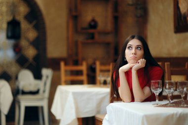 Restaurant Masasında Yalnız Bekleyen Üzgün Kadın 
