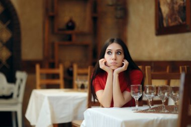 Restaurant Masasında Yalnız Bekleyen Üzgün Kadın 