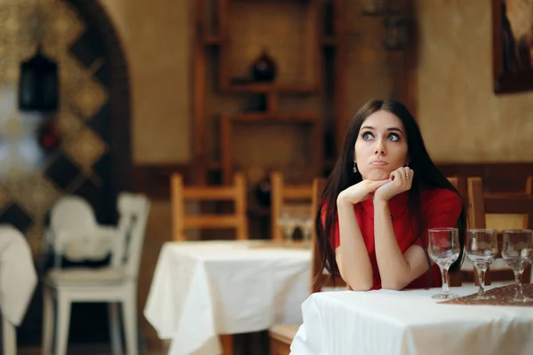 Smutna Kobieta Czeka Sama Przy Stole Restauracyjnym — Zdjęcie stockowe