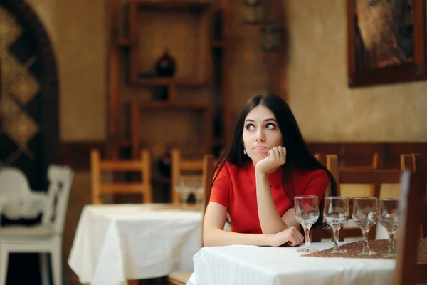 Smutná Žena Čeká Sama Stolu Restauraci — Stock fotografie