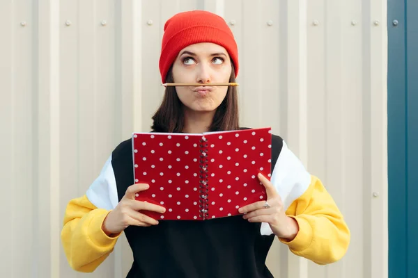 Mulher Hipster Engraçado Escrevendo Algo Uma Agenda — Fotografia de Stock