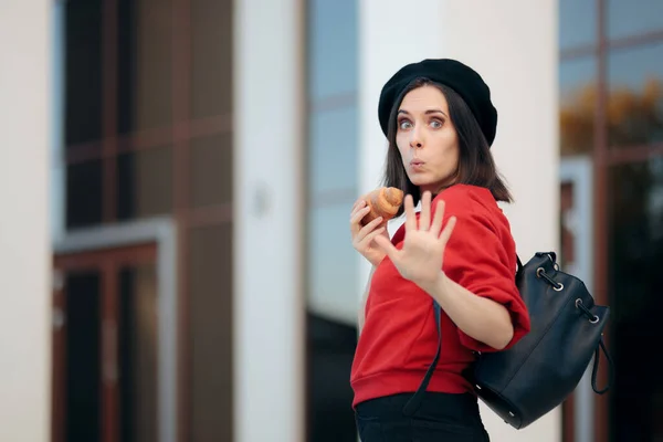 Lustige Touristin Isst Ein Croissant Freien — Stockfoto