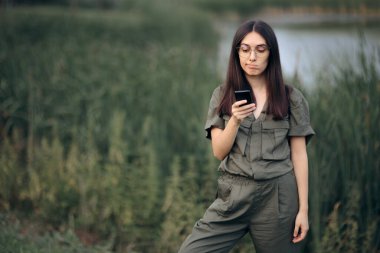 Doğada Kaybolan Komik Kadın Akıllı Telefona Bakıyor