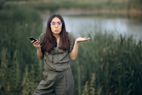Rolig Kvinna Vilse Naturen Tittar Smartphone — Stockfoto