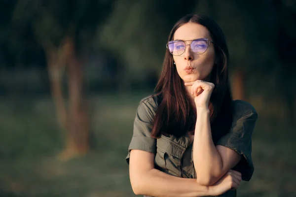 Mengejutkan Berpikir Wanita Mengenakan Retro Eyeglasses — Stok Foto
