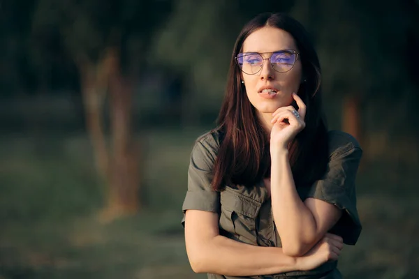 Mujer Pensante Sorprendida Con Gafas Retro — Foto de Stock