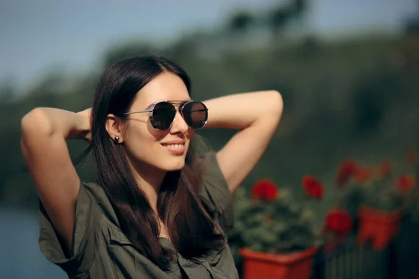 Trendy Beautiful Woman Wearing Mirror Sunglasses — Stock Photo, Image