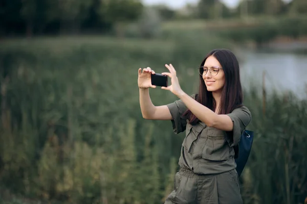 自然の中で女性 ビデオ通話のためのスマートフォンを保持 — ストック写真