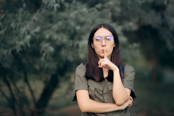 Wanita Memakai Gaya Retro Eyeglasses Meminta Diam — Stok Foto