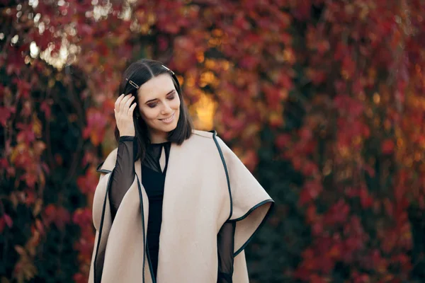 Herfst Mode Vrouw Dragen Van Een Poncho Buiten — Stockfoto