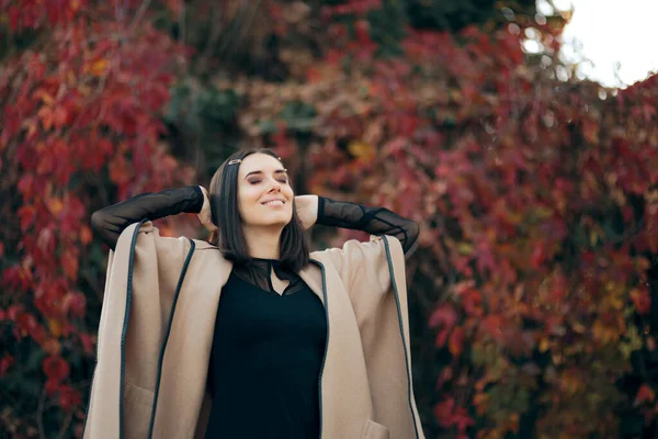 Осенняя Женщина Моды Носит Пончо Открытом Воздухе — стоковое фото