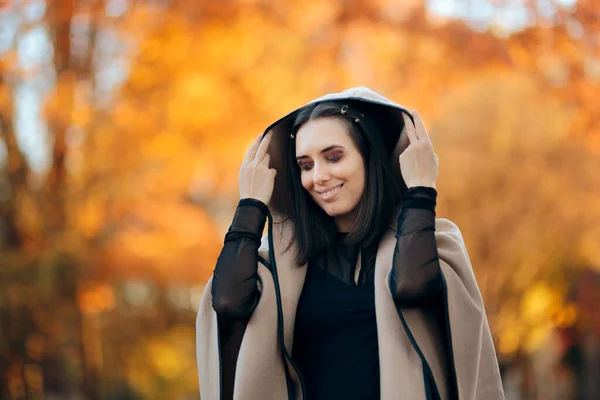 Outono Mulher Moda Vestindo Poncho Livre — Fotografia de Stock