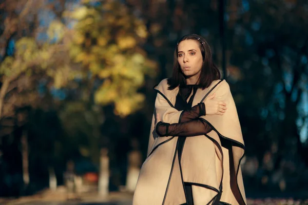 Mujer Otoño Usando Poncho Sintiendo Frío — Foto de Stock