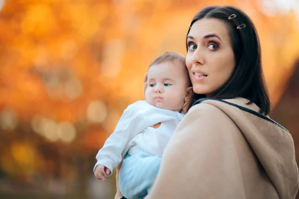 Rolig Mamma Håller Sin Söta Lilla Flicka — Stockfoto