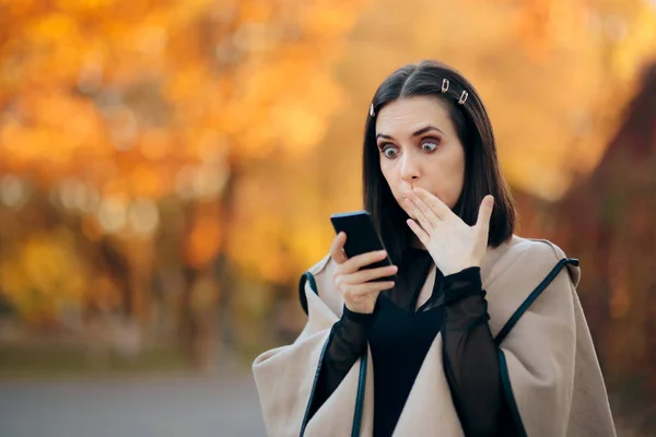 Verrast Autumn Girl Holding Smartphone Het Lezen Van Een Tekst — Stockfoto