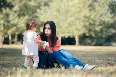 Anne, kızının ellerini antibakteriyel mendillerle temizliyor.
