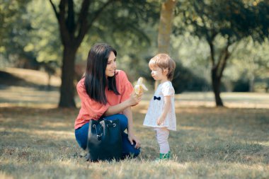 Anne Bebekleri Besliyor Parkta Muz Atıştırması