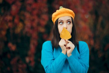 Güz Yaprağı Yandan Bakışlı Komik Kadın