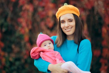 Örgü Şapka Giyen Sevimli Anne ve Çocuğun Portresi