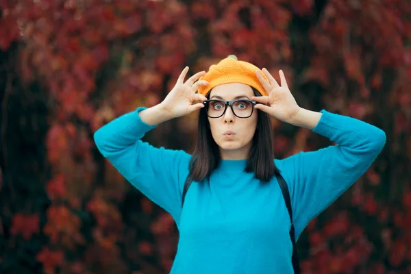 Funny Woman Eyeglasses Pumpkin Baret Enjoying Autumn — Stok Foto