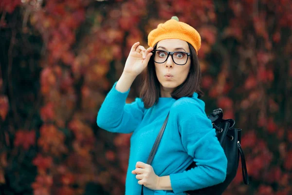 Αστεία Γυναίκα Γυαλιά Ματιών Και Κολοκύθα Μπερέ Απολαμβάνοντας Φθινόπωρο — Φωτογραφία Αρχείου