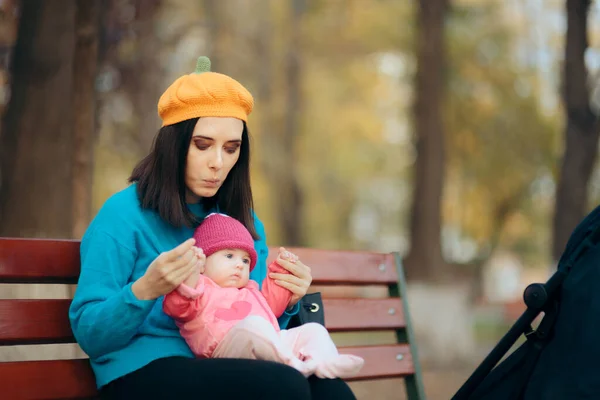 Anya Lánya Egy Padon Élvezi Őszt — Stock Fotó