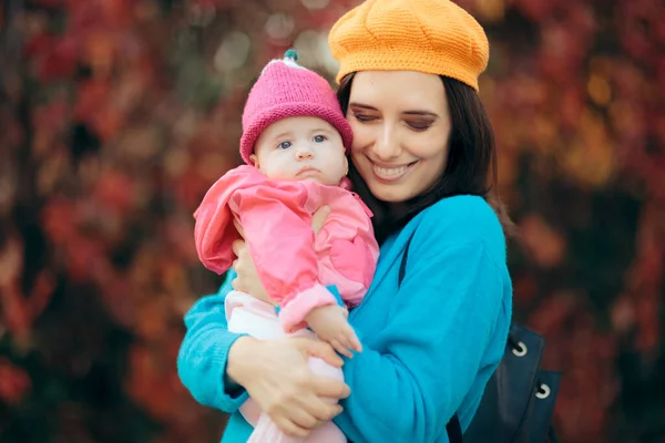 젖먹이 모자를 어머니와 자녀의 — 스톡 사진