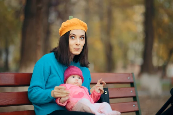 Meglepett Anya Lánya Pózol Parkban — Stock Fotó