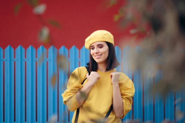 Indah Stylish Woman Mengenakan Beret Kuning — Stok Foto