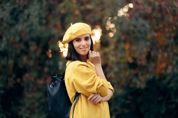 Mulher Elegante Bonita Vestindo Boina Amarela — Fotografia de Stock