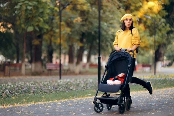 Fashionable Mom Walking Baby Stroller Park — Stok Foto