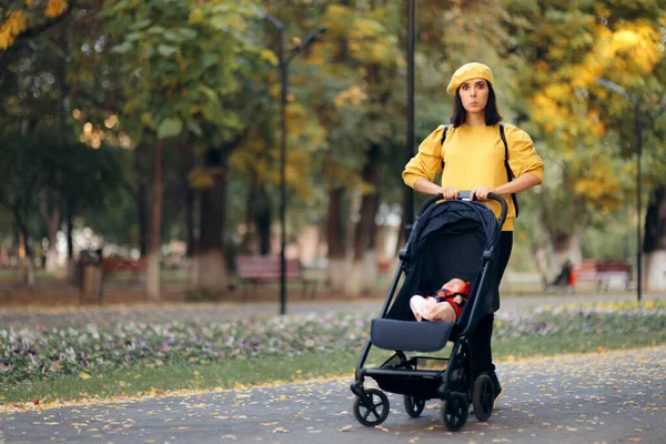 Fashionabla Mamma Walking Baby Parkens Barnvagn — Stockfoto