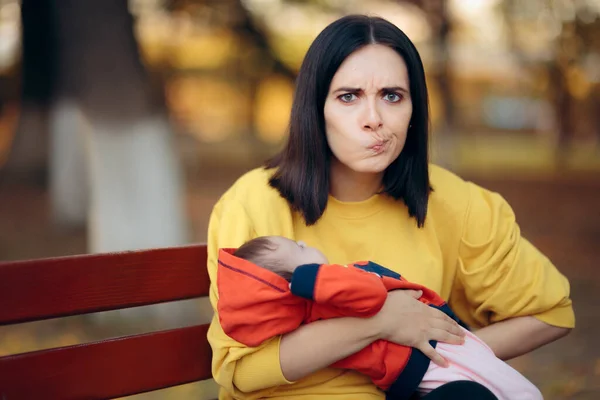 Mutter Bittet Schweigen Während Baby Schläft — Stockfoto