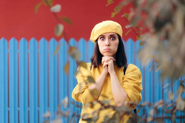 Wanita Putus Asa Yang Tidak Bahagia Memakai Baret Kuning — Stok Foto