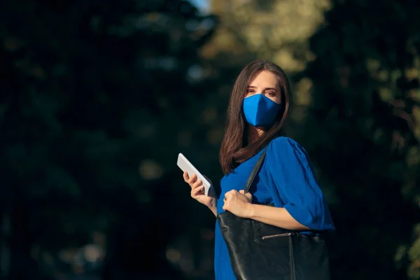 Mulher Moda Vestindo Uma Máscara Segurando Smartphone — Fotografia de Stock
