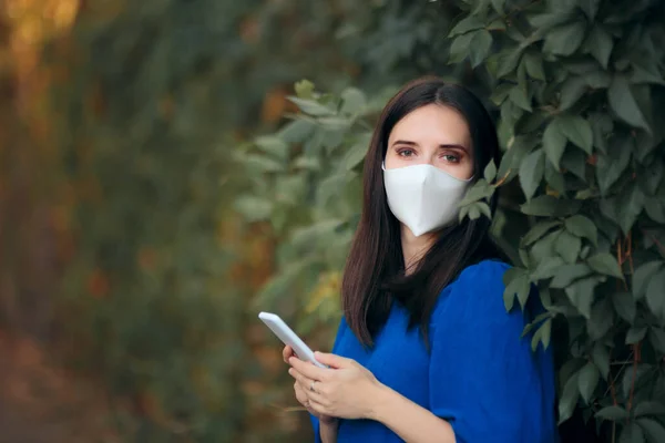 Mulher Moda Vestindo Uma Máscara Segurando Smartphone — Fotografia de Stock