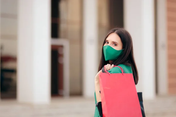 Donna Che Indossa Una Maschera Facciale Che Tiene Borse Della — Foto Stock