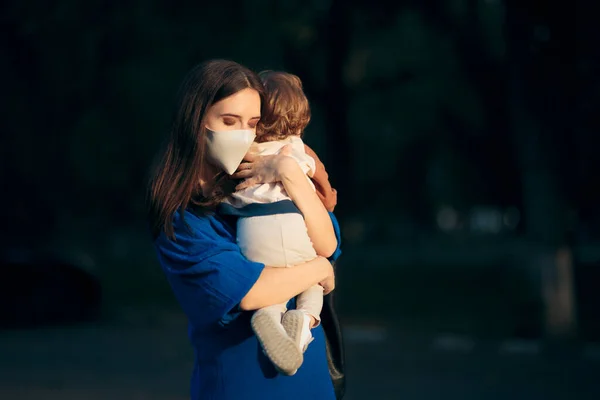 Bezorgde Moeder Dragen Gezicht Masker Houden Haar Kind — Stockfoto