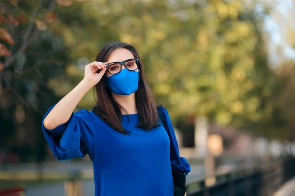 Gözlüklü Tekstil Maskeli Kadın — Stok fotoğraf