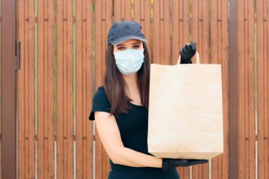Yüzü Maskeli Teslimatçı Kadın Paket Paketi