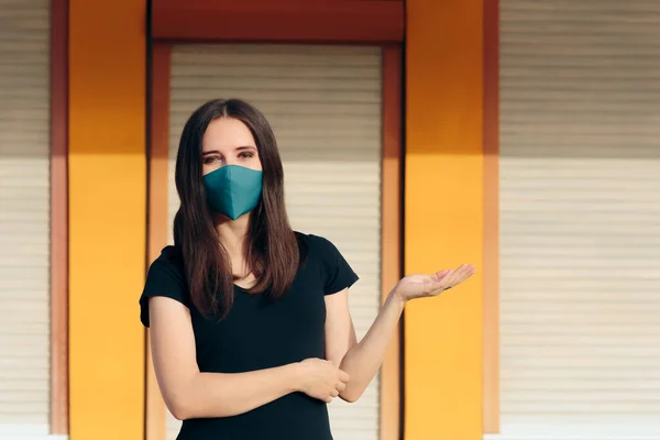 Zakelijke Eigenaar Staat Voor Winkel Klaar Voor Heropening — Stockfoto