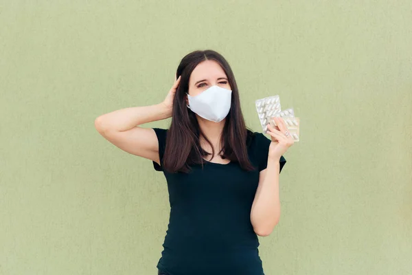 Mulher Preocupada Vestindo Máscara Facial Segurando Pílulas — Fotografia de Stock