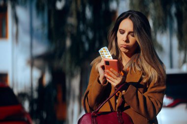 Kadın Çantada Bulunan İlaçlar İçin İnternette Talimatları Kontrol Ediyor