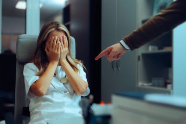 Hastane müdürü hata yapan bir tıp doktorunu işaret ediyor.