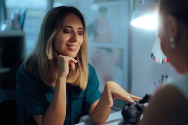 Mutlu Gülümseyen Müşteri Tırnaklarını Profesyonel olarak yaptırıyor