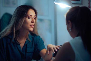 Komik Bilmece Müşteri Salonda Manikür yaptırıyor