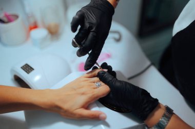 Profesyonel Manikürcü Kumaşları Salonda Makasla Kesiyor